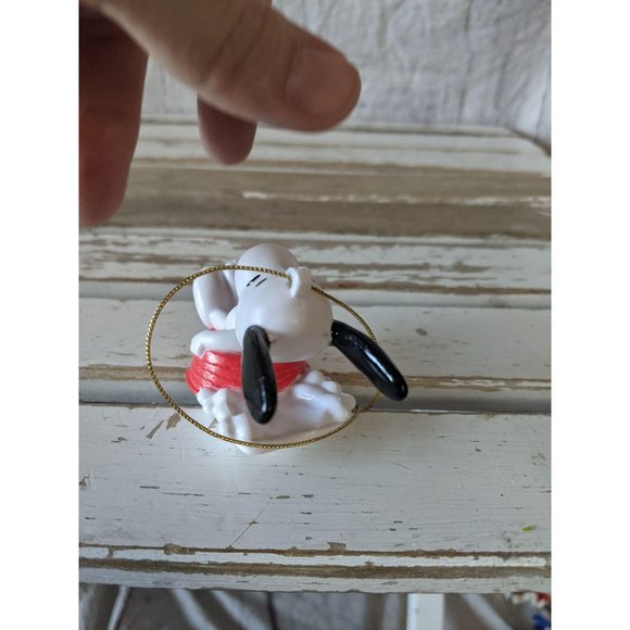 United features Snoopy dog bowl sledding ornament - Picture 5 of 7